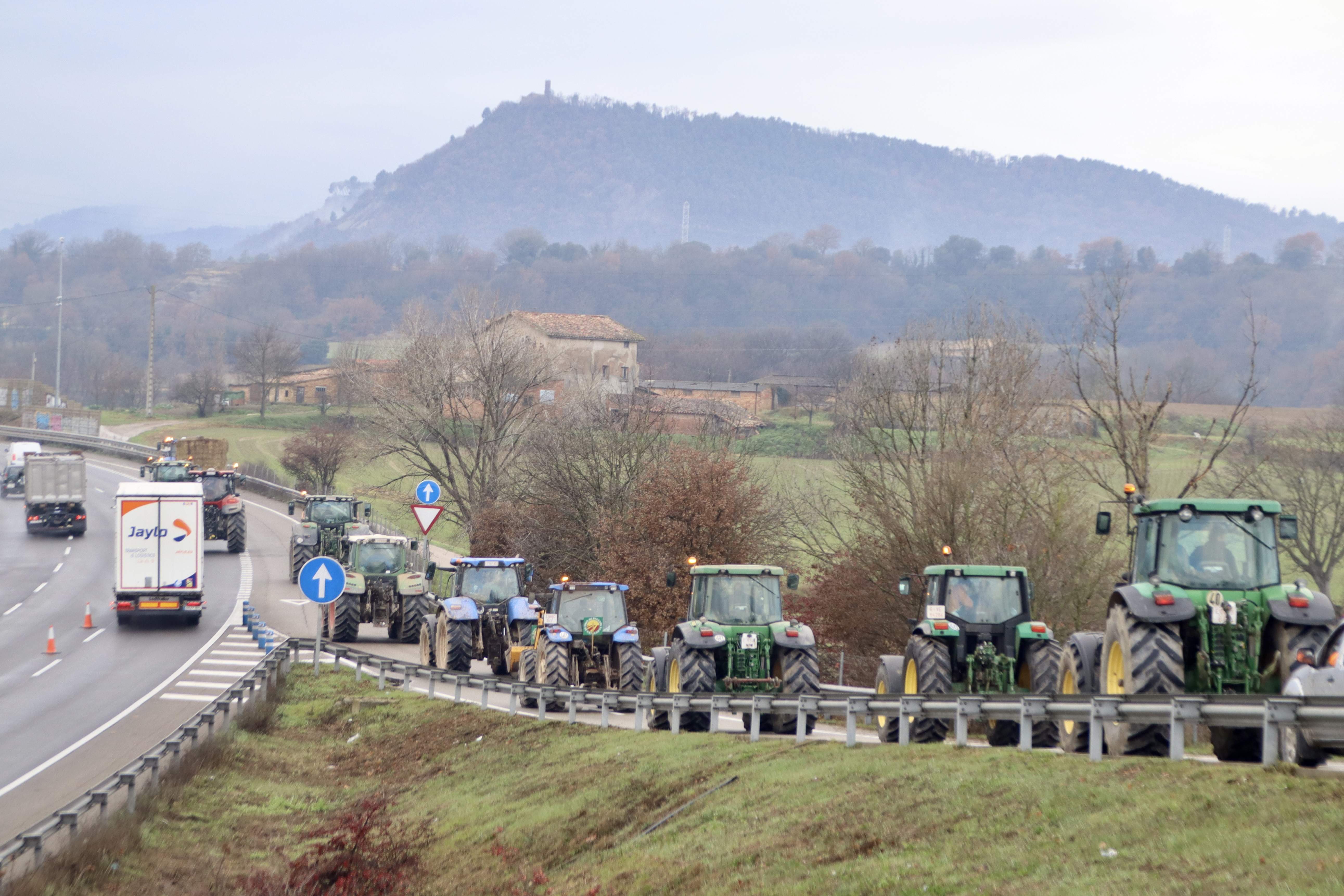 Tractorada de los ganaderos en el Eix Transversal contra la gestión de la fauna cinegética