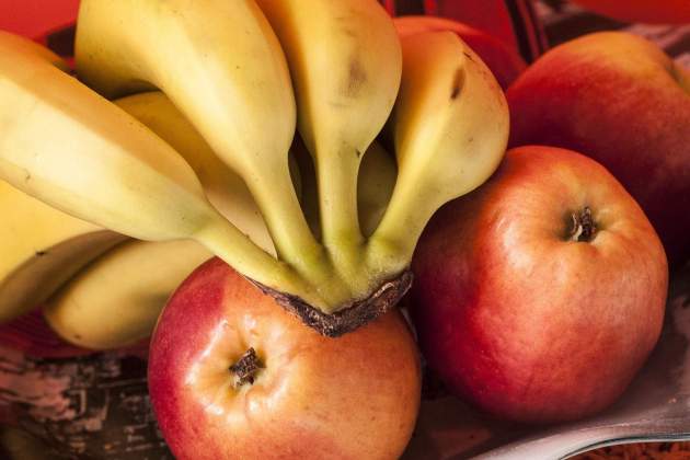 Manzanas y plátanos Foto Cedida
