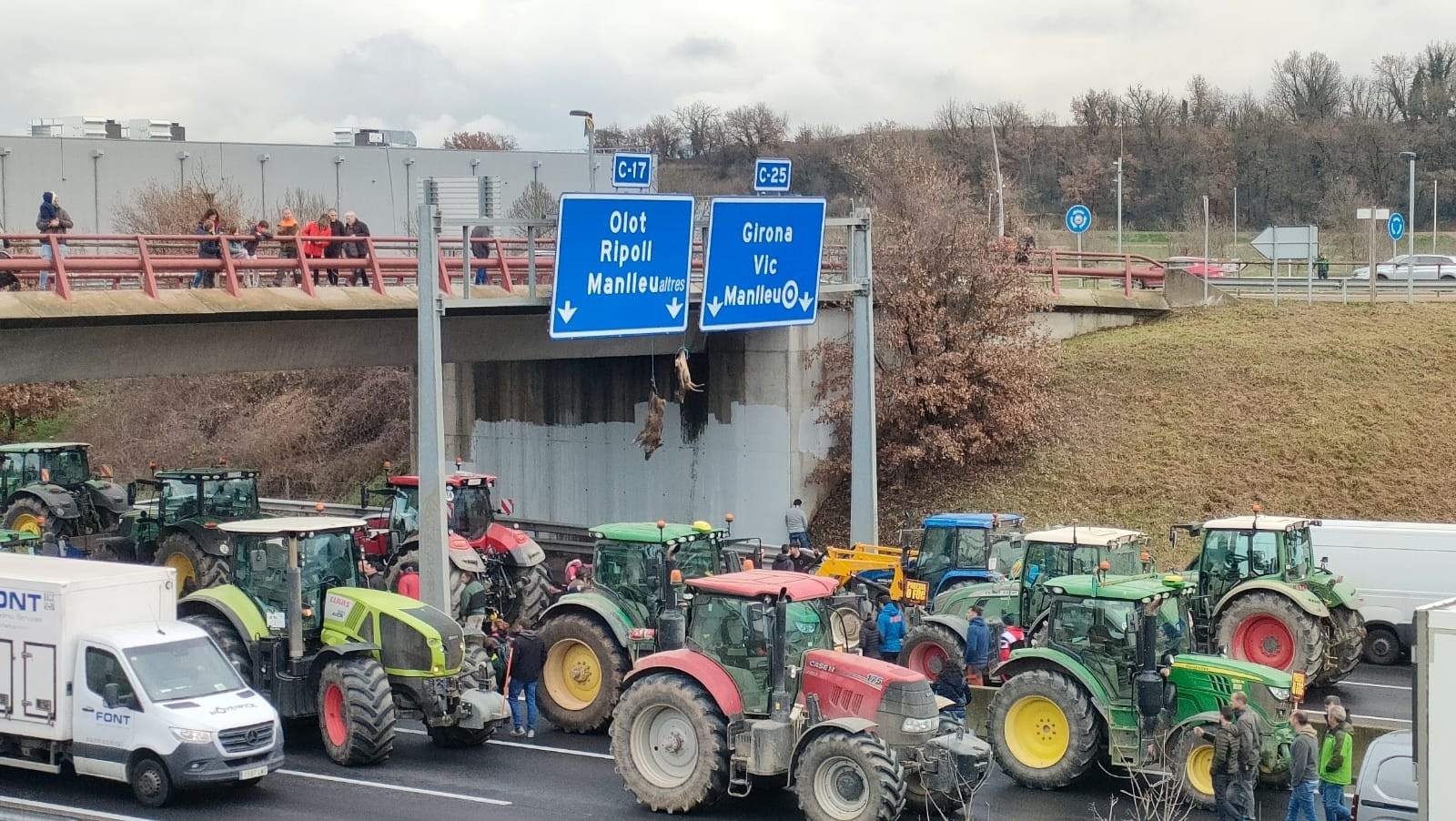 Cuelgan un corzo y un jabalí de un puente de la C-17 en Gurb para protestar contra la gestión ganadera