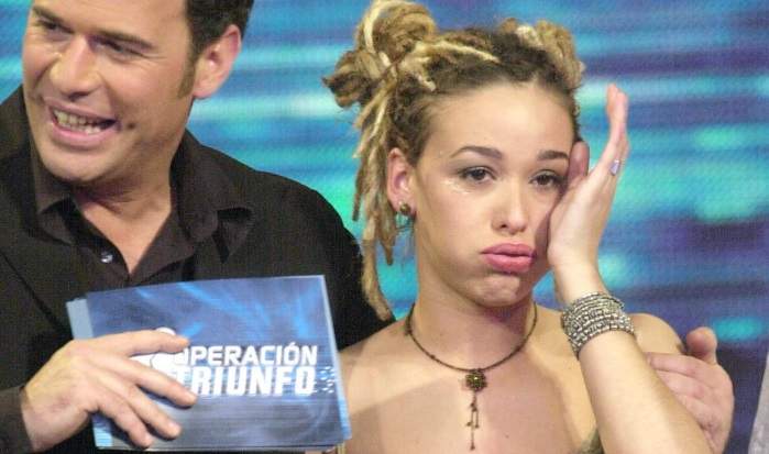 Una jovencísima Beth Rodergas en la segunda edición de 'Operación Triunfo', junto a Carlos Lozano TVE