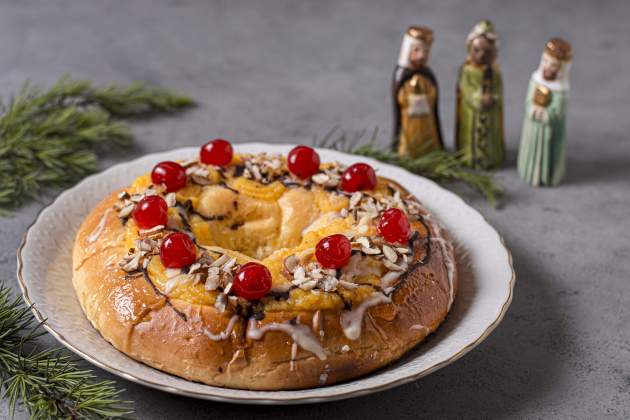 delicioso pastel del dia de la epifania con personajes sagrados