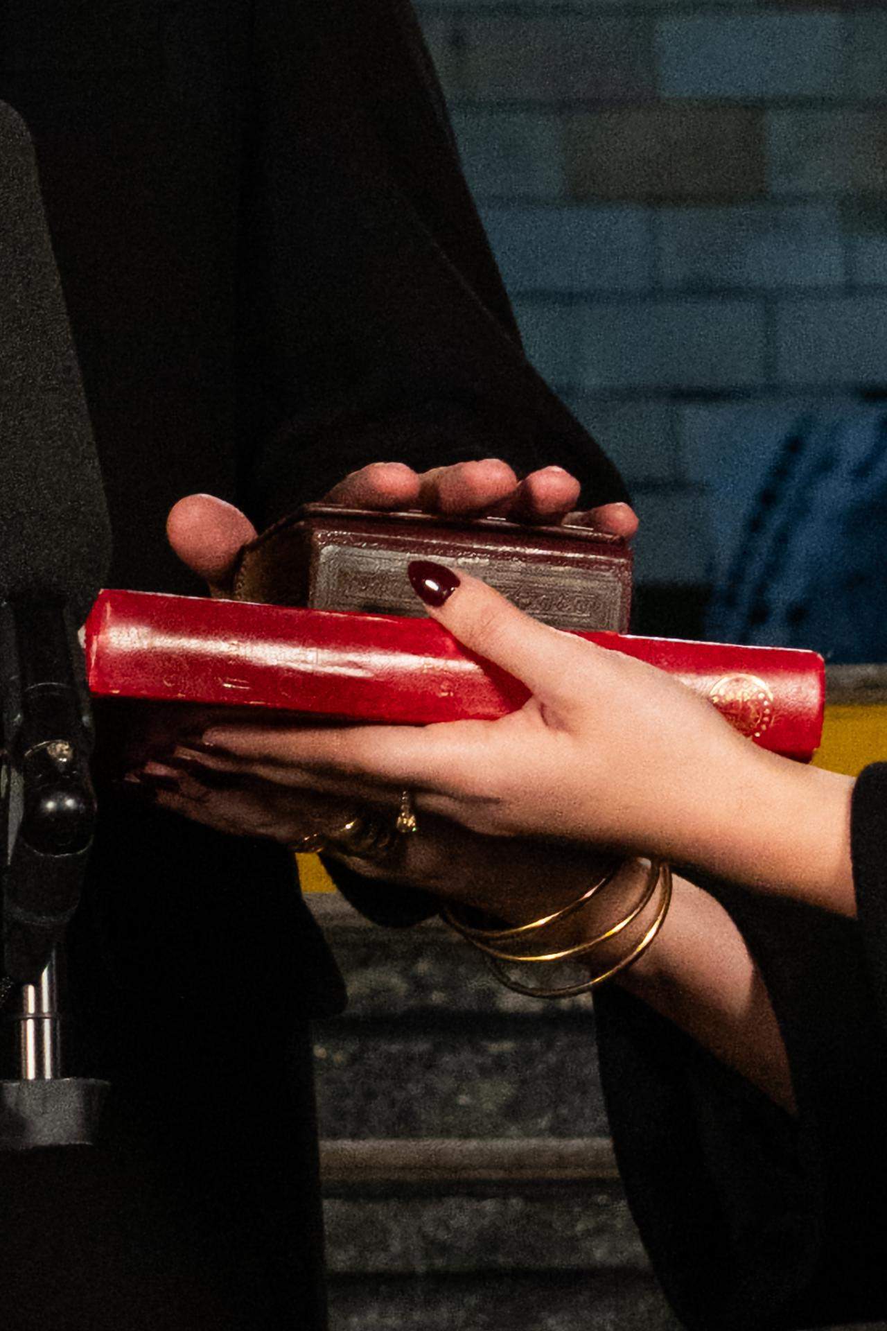 Los dos ejemplares del Corán, de su abuelo y su abuela, sobre los que ha jurado el cargo (EFE)