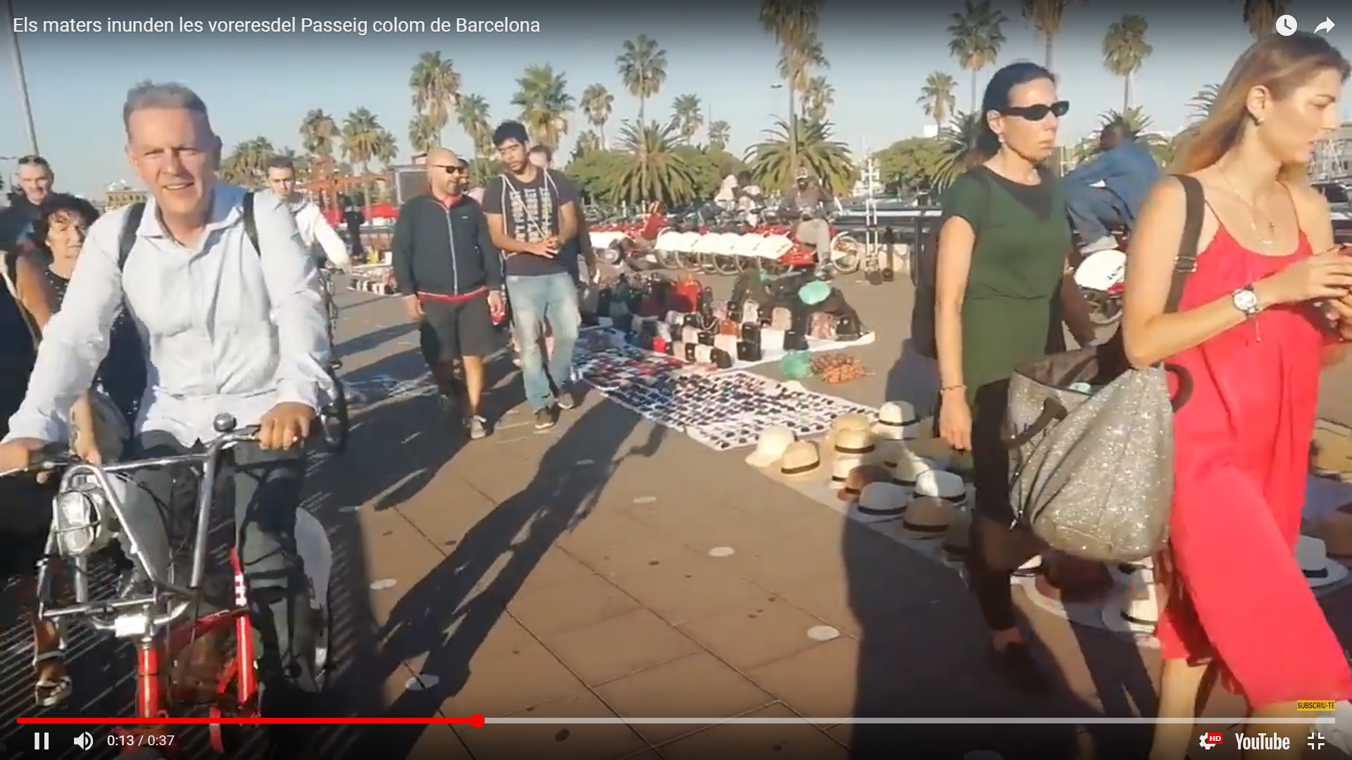 Denuncian peligros para circular en Port Vell por la ocupación de los manteros