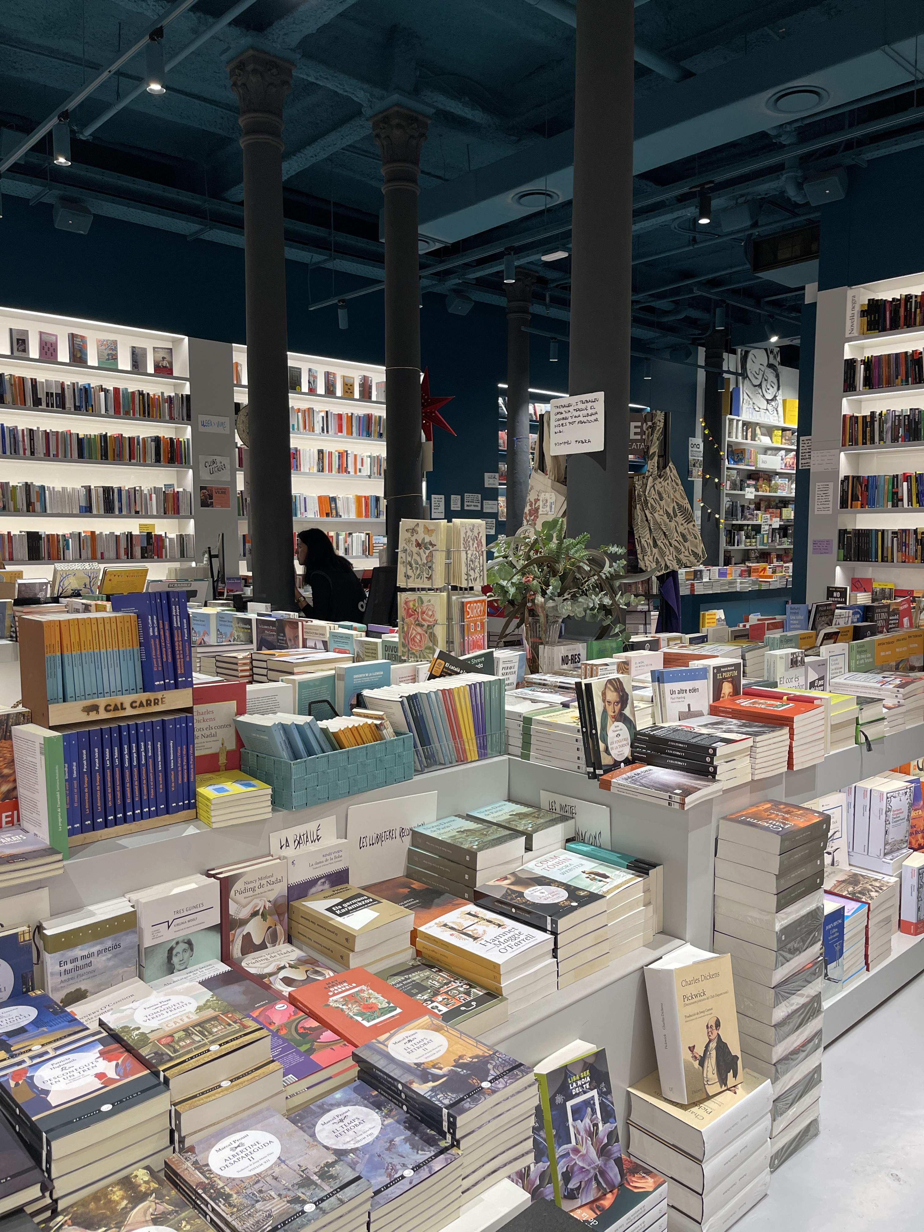 Com funciona una llibreria per dins? Tot el que passa abans que un llibre arribi a les nostres mans