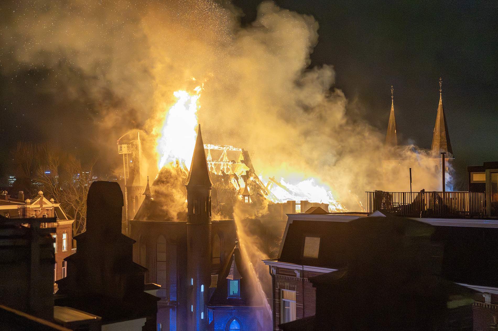 La peligrosa tradición europea de los fuegos artificiales de Nochevieja: varios muertos y una iglesia quemada