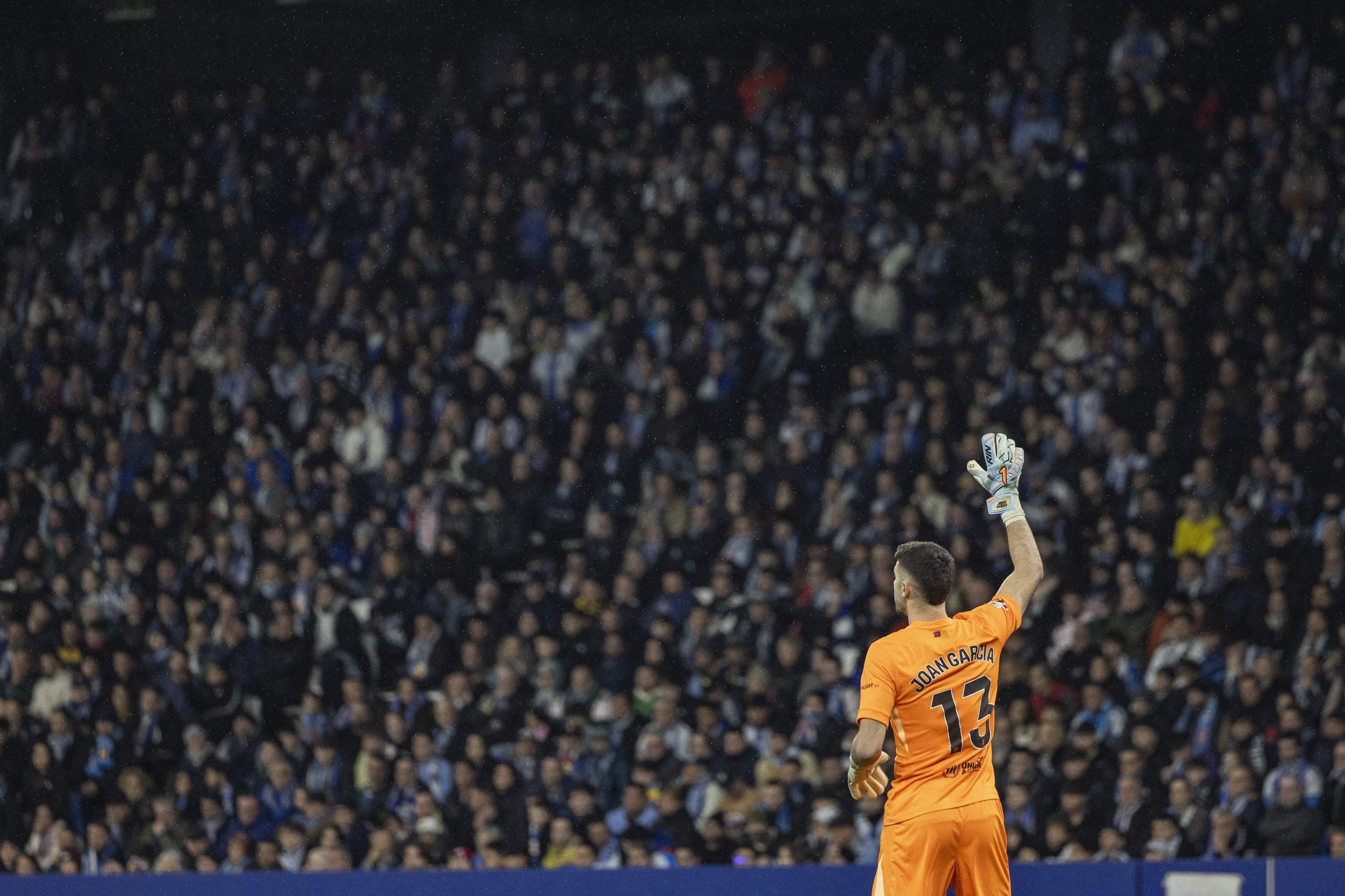 La gran nit de Joan Garcia: una actuació memorable i la seva reacció als gols del Barça