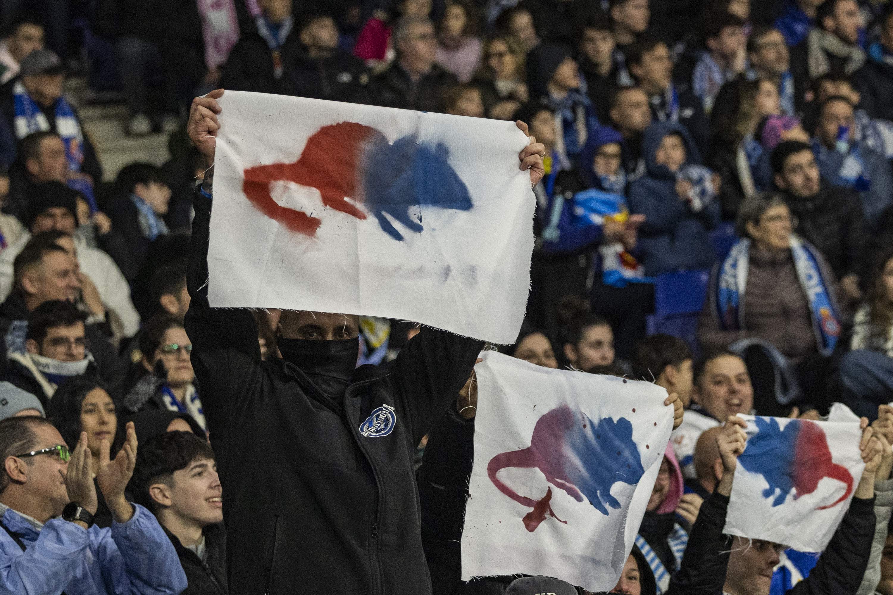 Un derbi carregat de tensió per a Joan Garcia: escridassades, bitllets i pancartes de rates blaugrana