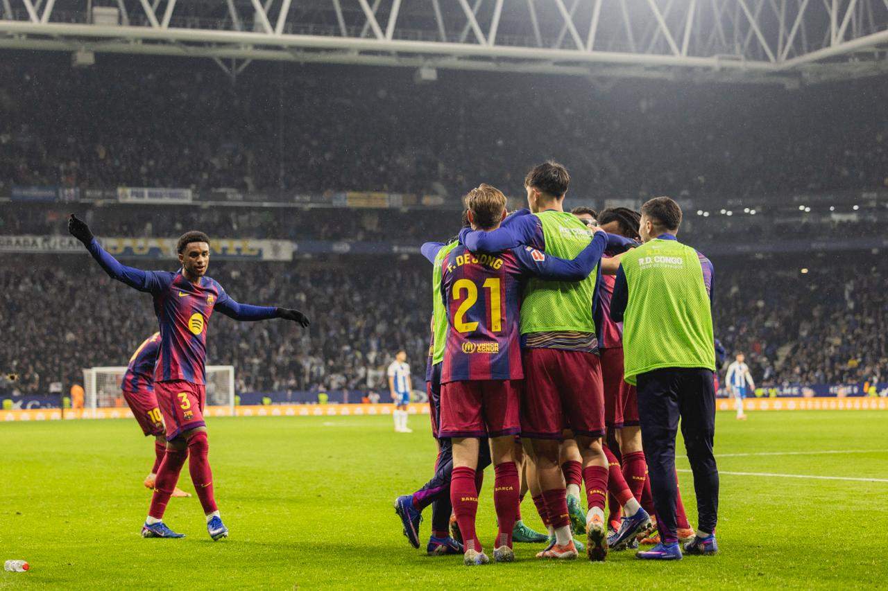El Barça venç un bon Espanyol en el derbi (0-2) gràcies a Joan Garcia i a dos gols en el tram final