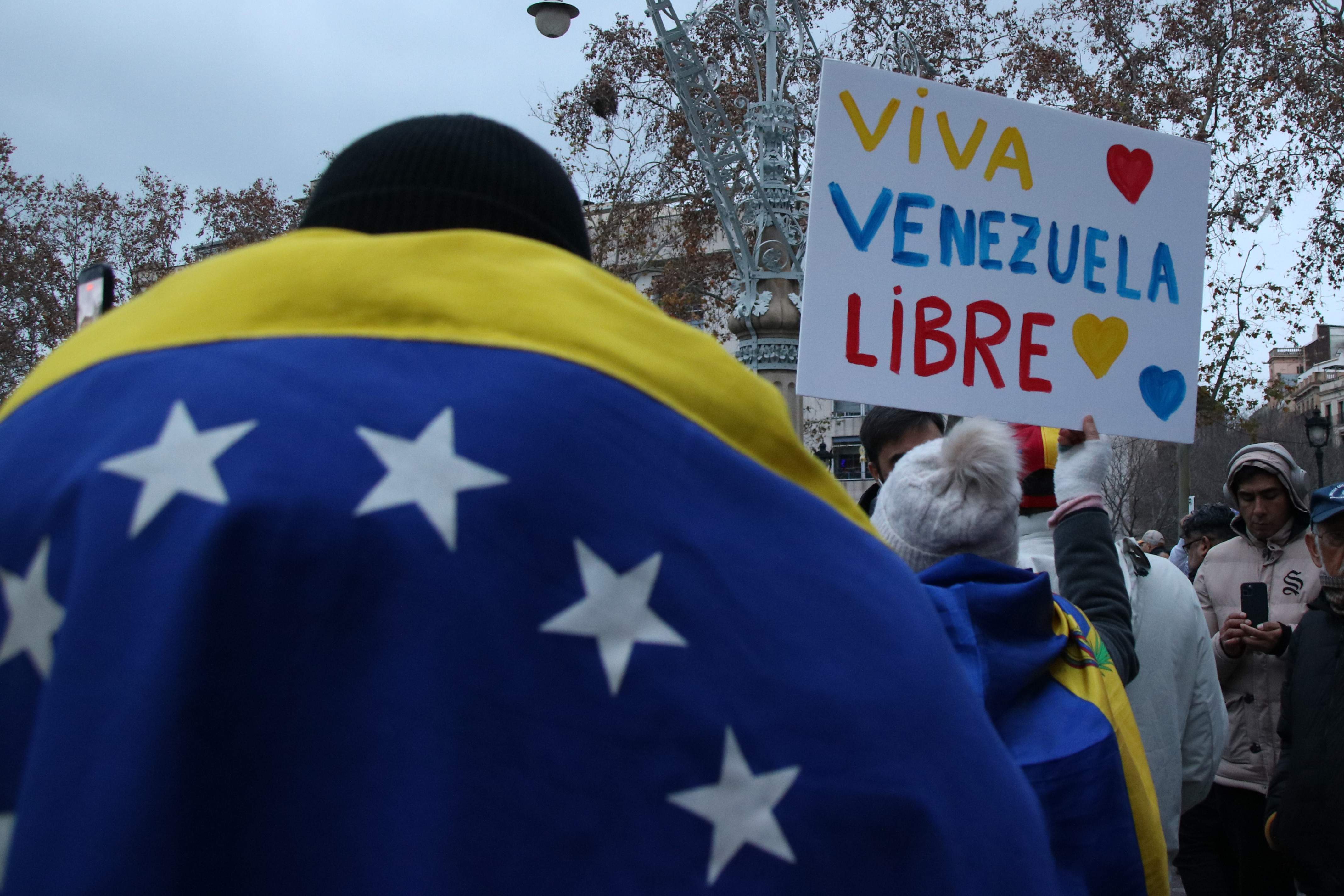 Medio millar de personas se manifiestan en el Arc de Triomf para "festejar la liberación" de Venezuela