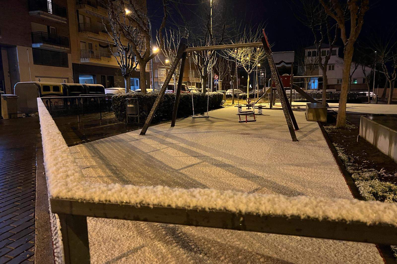 La neu arriba a les comarques de l'interior de Catalunya