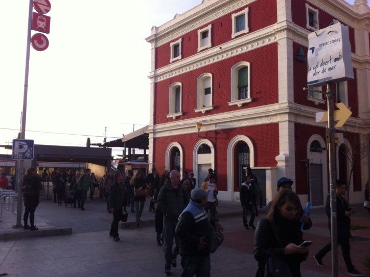 A Badalona, la gent baixa del tren per agafar el metro / Iu Forn