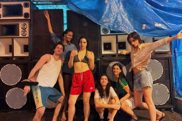 Ambas con su pandilla de amigos / X