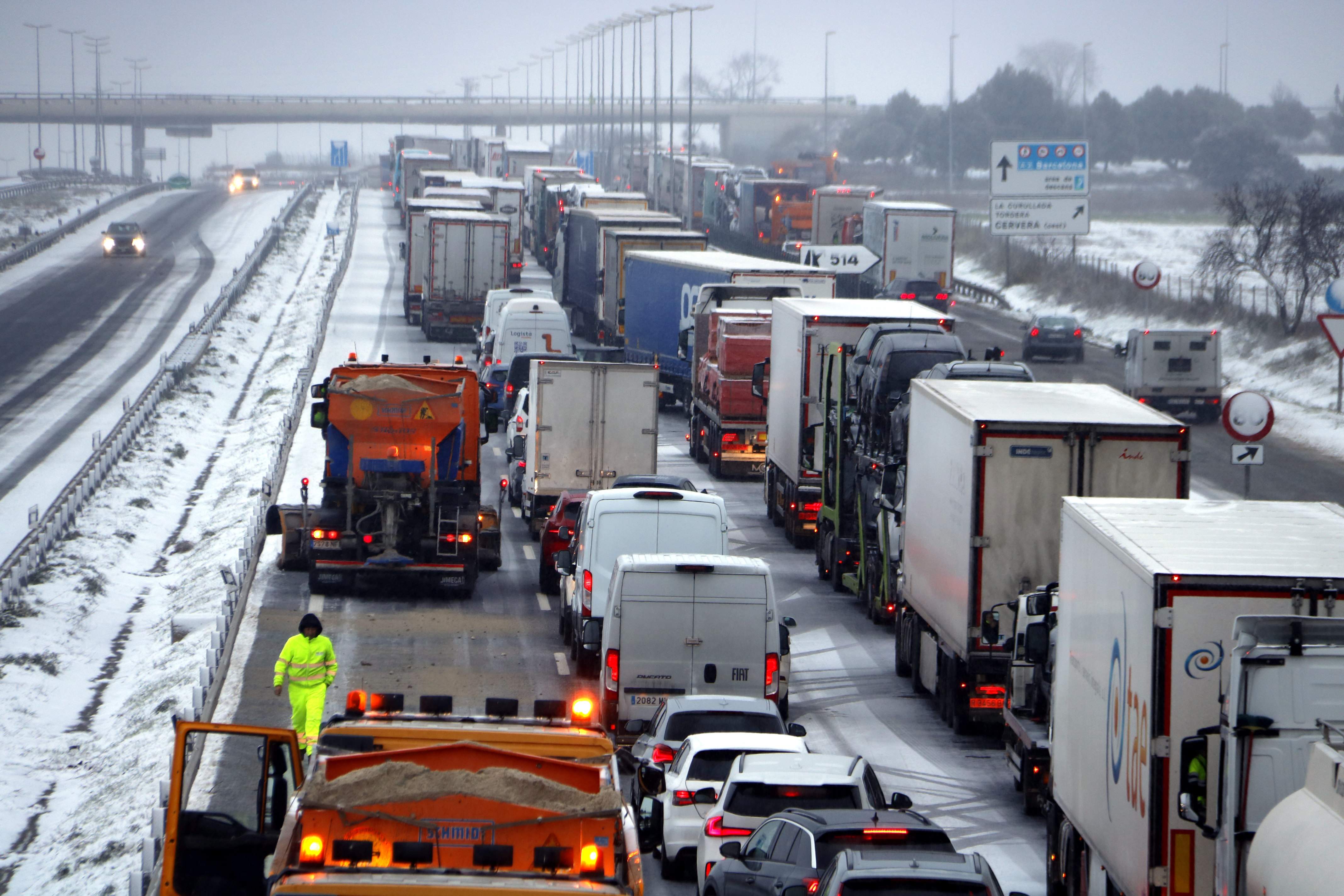 Dos accidentes cortan la AP-2 en Vimbodí y la A-2 en Cervera en dirección a Barcelona en plena nevada