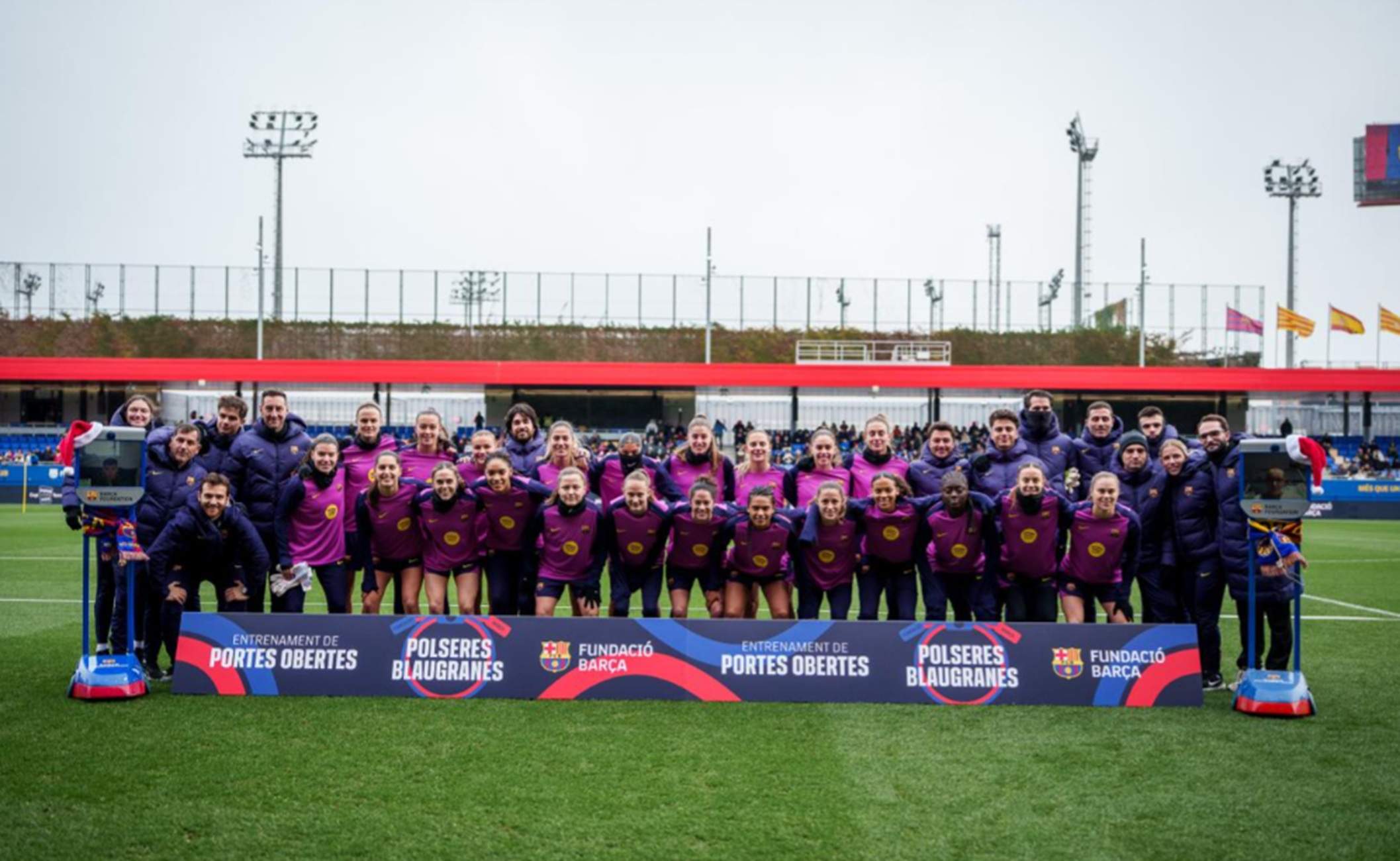 El Barça femení fa un bany de masses en el seu entrenament a portes obertes