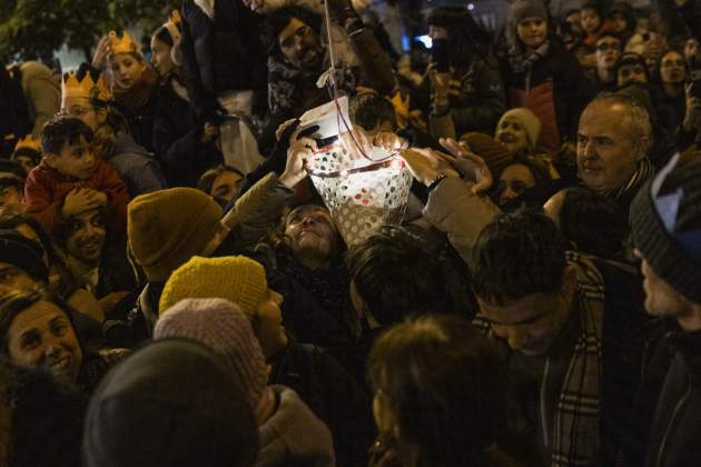 Recogen cartas en la cabalgata de Reyes 2026 / Foto: Carlos Baglietto