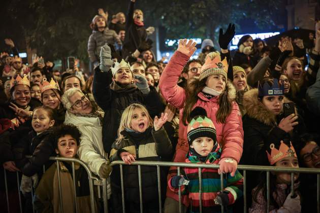 Niños saludan a los Reyes de Oriente / Foto: ACN/Jordi Borràs