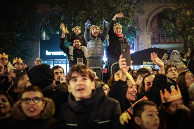 Niños saludan a los Reyes de Oriente / Foto: ACN/Jordi Borràs