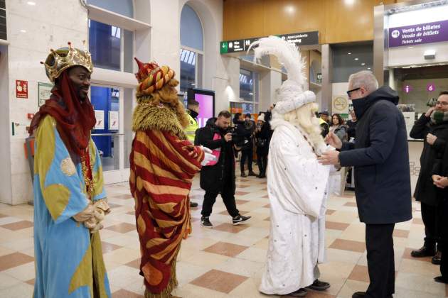 Felix Larrosa recibe a los Reyes de Oriente en la estación / Foto: ACN/Anna Berga