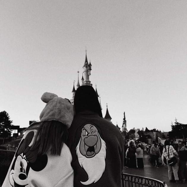 Mario Casas y Melyssa Pinto en Disneyland París / Instagram