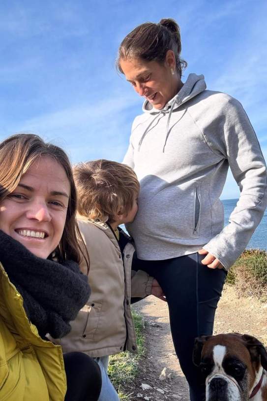 Irene Paredes con Lucía y su hijo Mateo, anunciando el segundo embarazo / Instagram