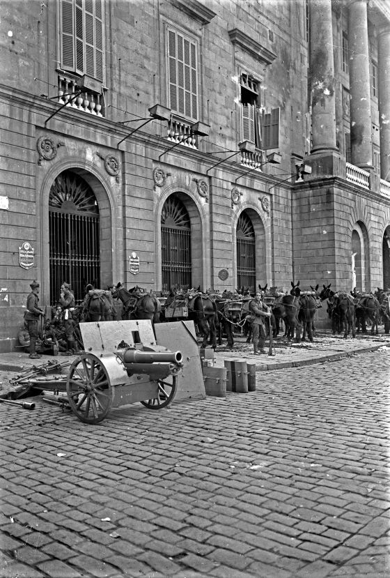 El ejercido español bombardea el Ayuntamiento de Barcelona y el Palau de la Generalitat. Militares españoles en la Plaza Sant Jaume. Fuente Josep Maria Sagarra