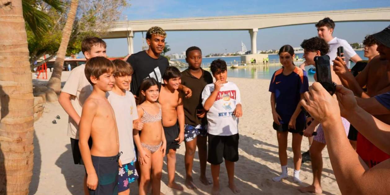 Lamine Yamal es fa una foto amb uns nens a Dubai   YouTube