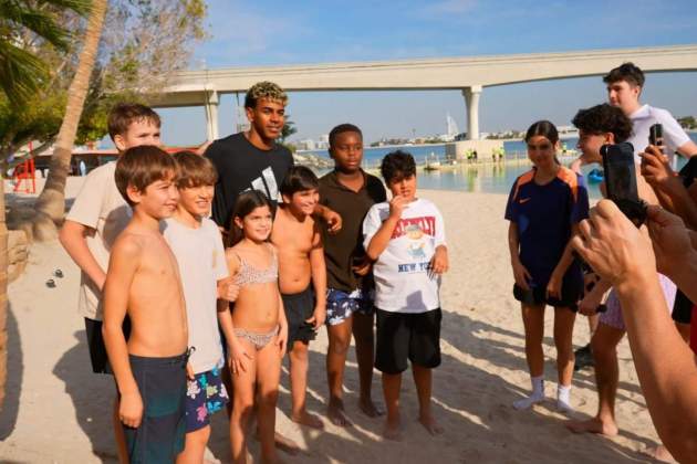 Lamine Yamal es fa una foto amb uns nens a Dubai   YouTube