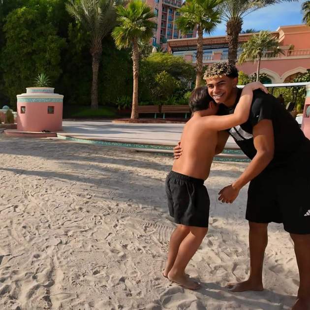 Lamine Yamal abraçant un fan a Dubai   YouTube