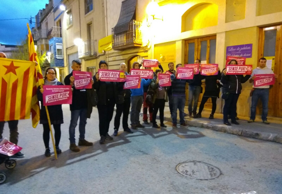 Una quinzena de militants de la CUP es manifesten davant Jané