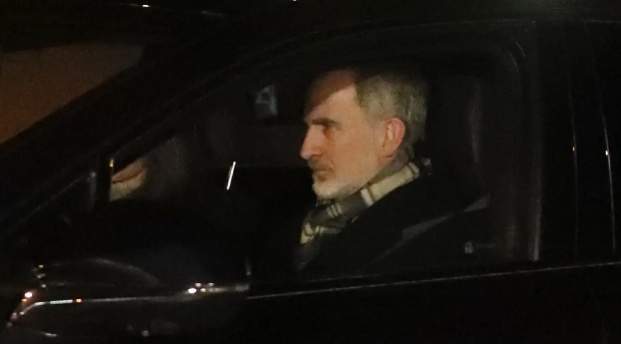 Felip, a la sortida del tortell de reis amb el seu sogre i la seva cunyada GTRES Felip, a la sortida del tortell de reis amb el seu sogre i la seva cunyada GTRES