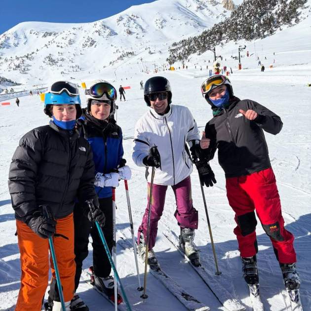 Mushka esquiando con los amigos / Instagram Mushka esquiando con los amigos / Instagram