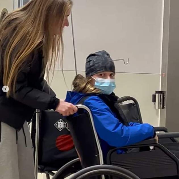 Mushka en el hospital con silla de ruedas Instagram Mushka en el hospital con silla de ruedas Instagram