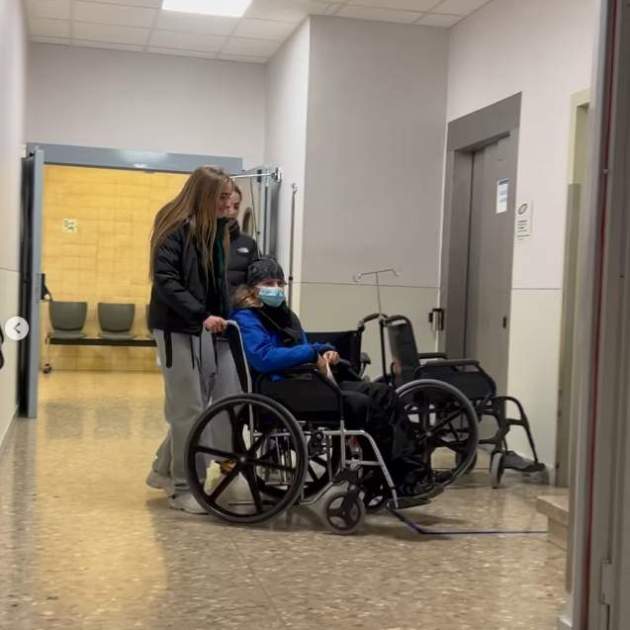 Mushka en el hospital con silla de ruedas Instagram (1) Mushka en el hospital con silla de ruedas Instagram (1)