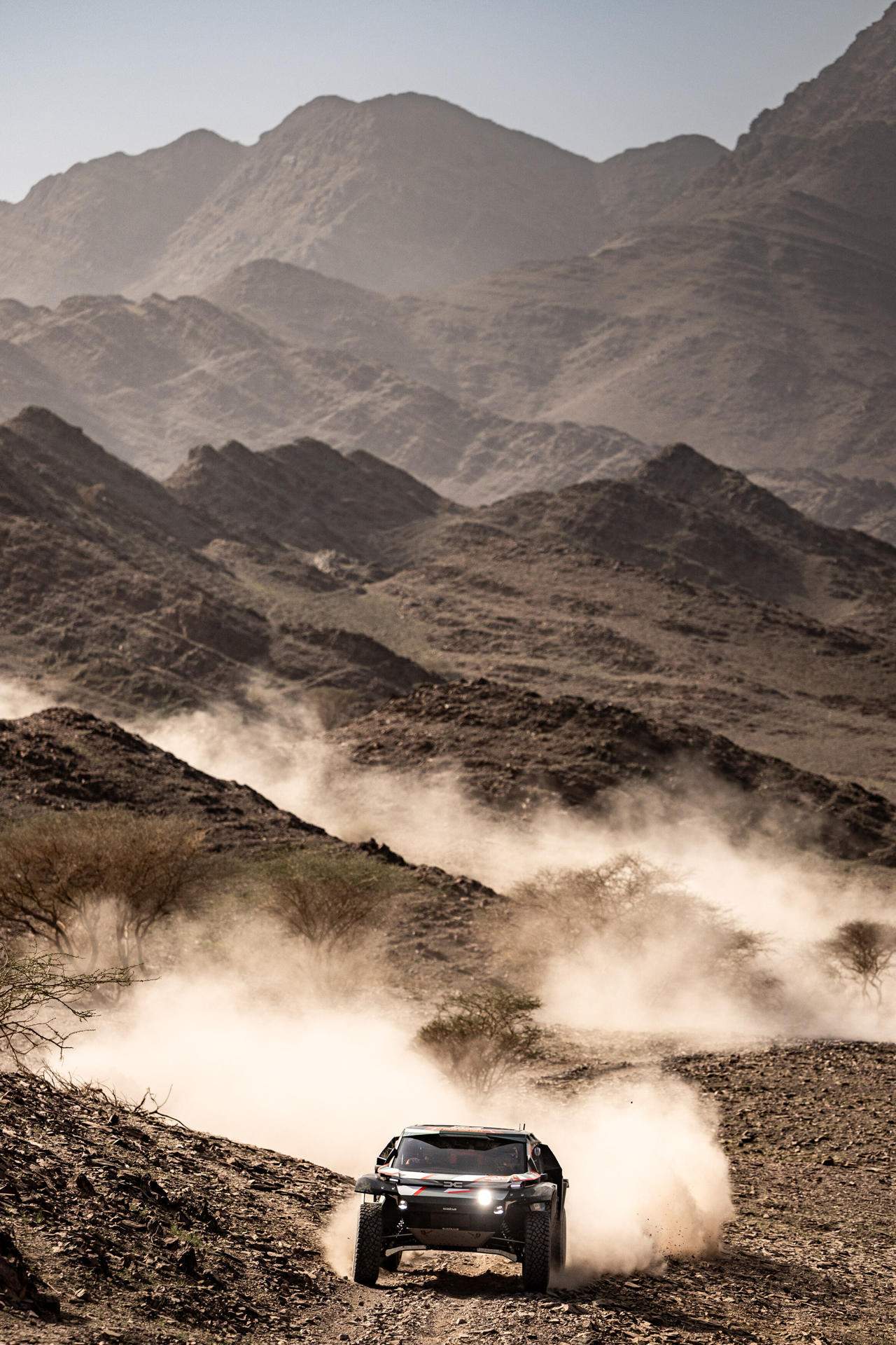 Carlos Sainz pateix i Schareina s'exhibeix en la primera part de la marató del Dakar
