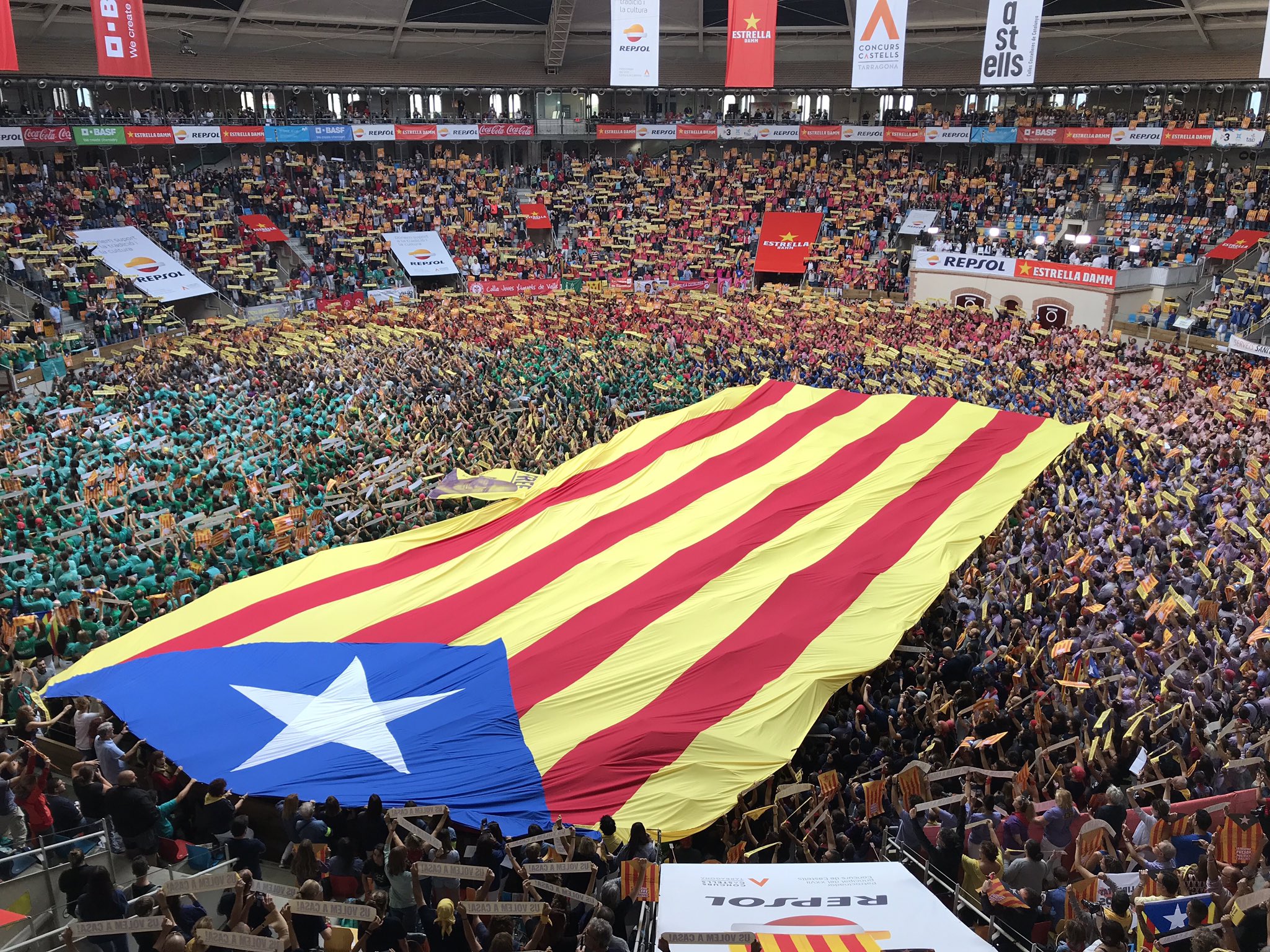 Vídeo: L'espectacular clam per la independència al Concurs de Castells de Tarragona