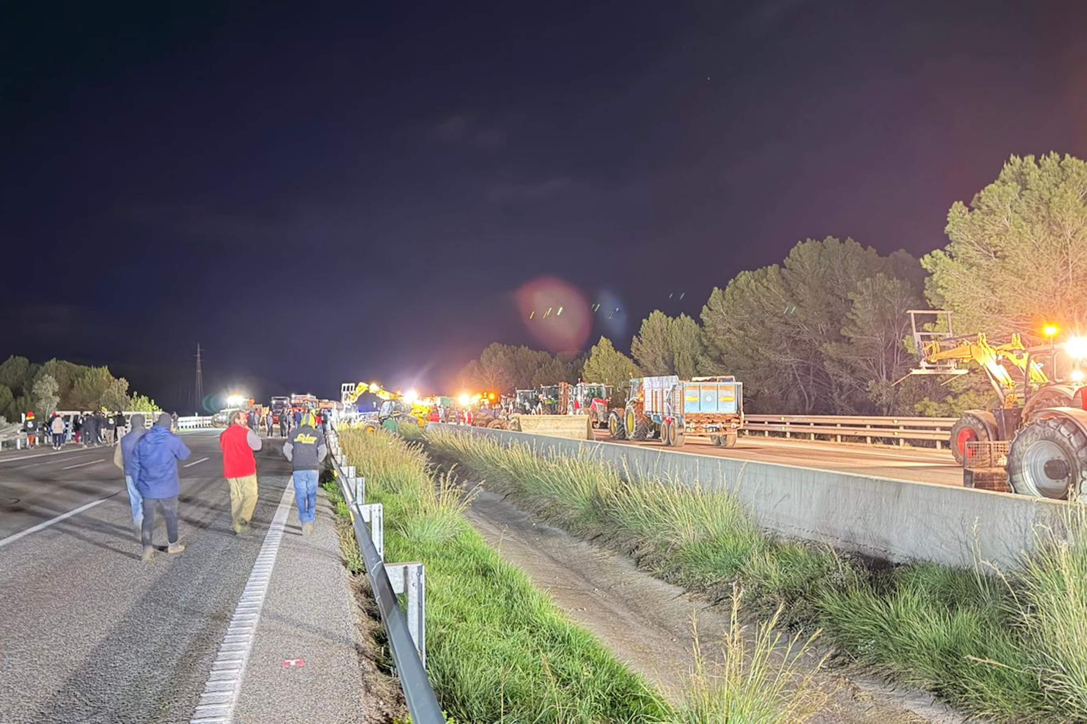 Els pagesos tallen l'AP-7 i l'N-II a Pontós de forma "indefinida" per protestar contra el Mercosur