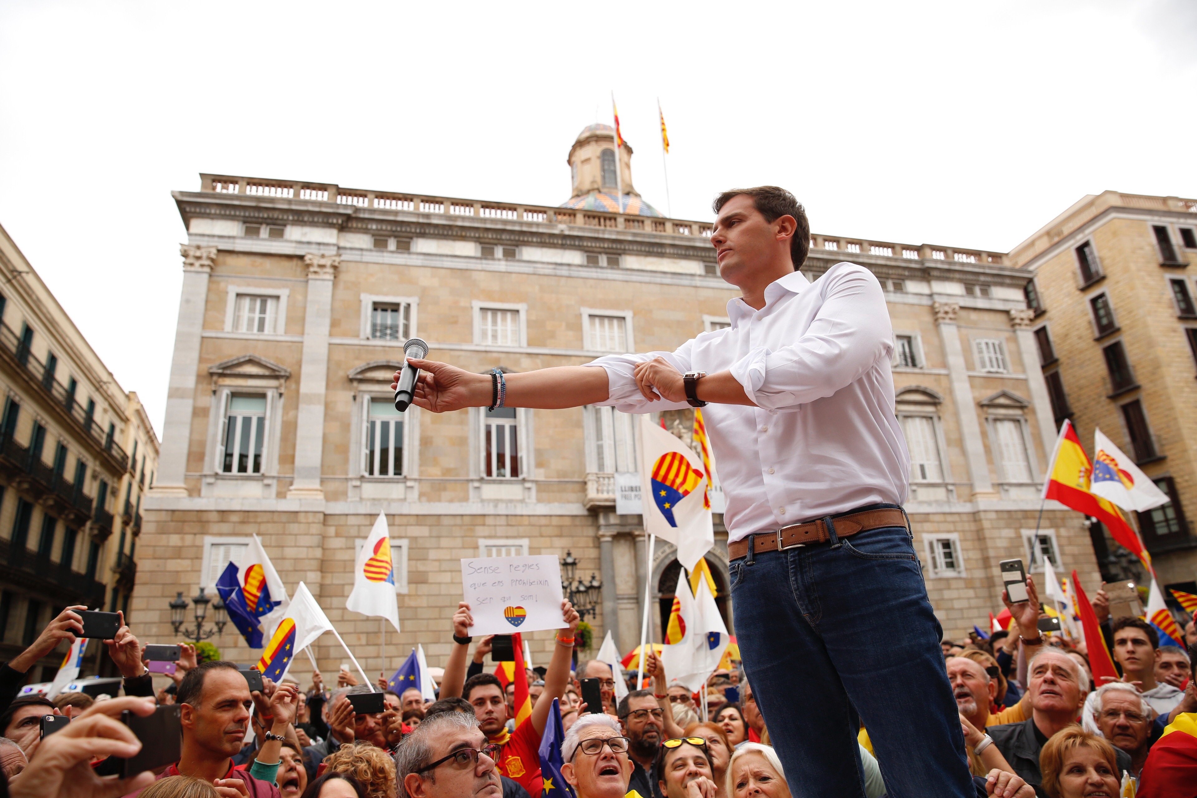 Rivera makes "go get 'em" call as Barcelona unionist rally flops