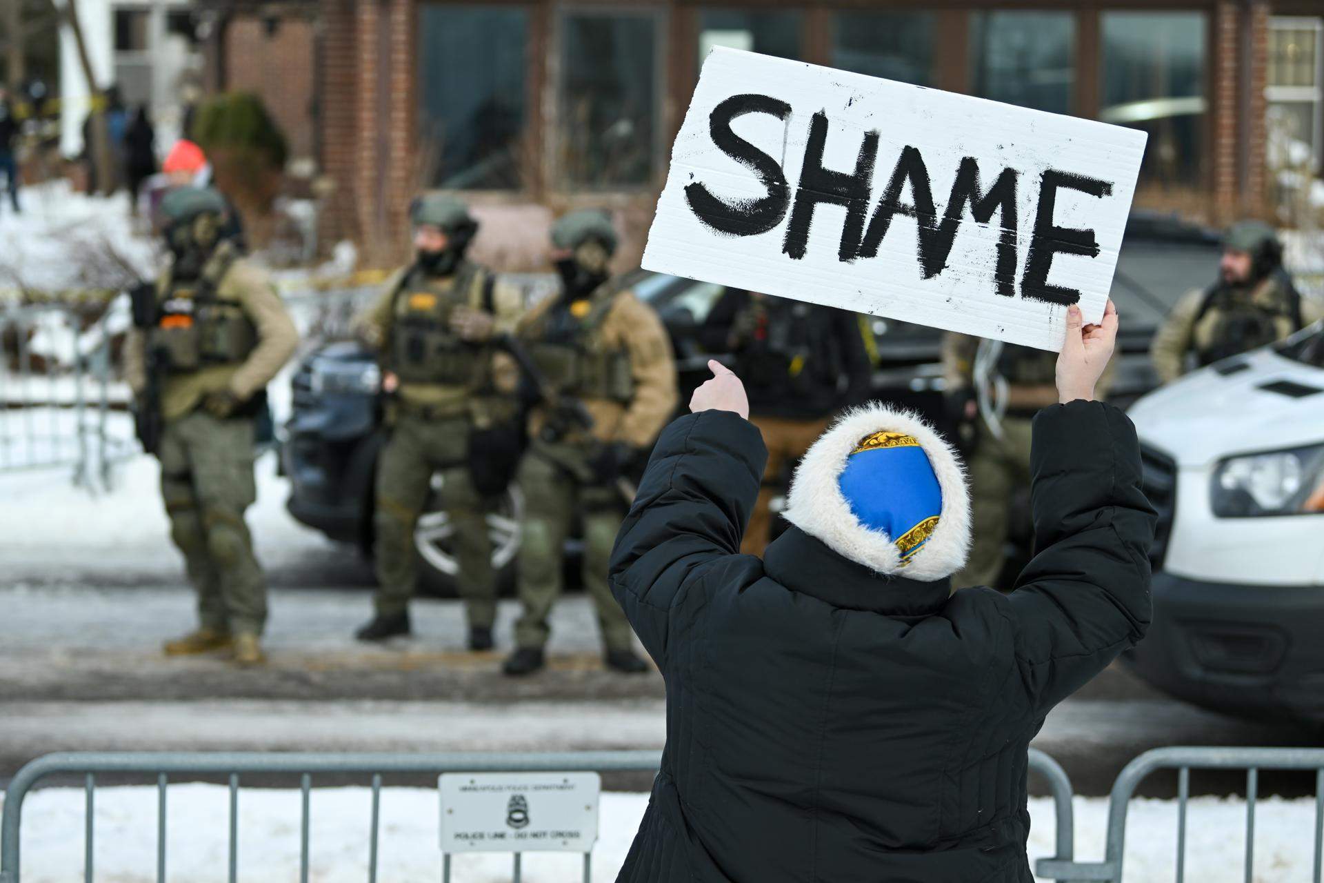 Assassinat o autodefensa? Indignació als EUA per la dona morta en mans dels agents migratoris de Trump