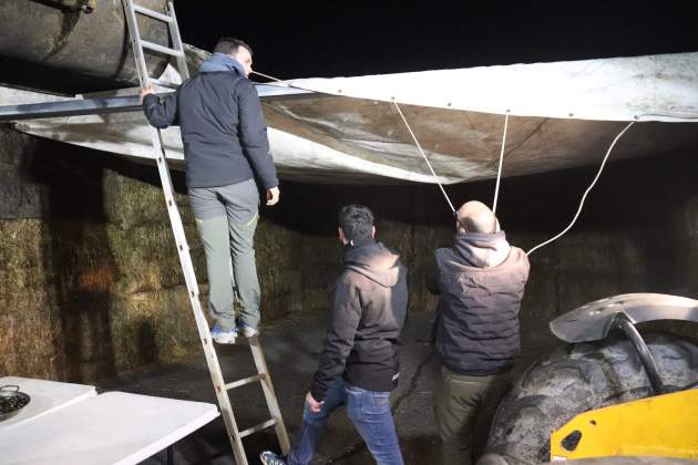 Cobert sobre bales de palla en el tall de l'AP-7 a Pontós / ACN Cobert sobre bales de palla en el tall de l'AP-7 a Pontós / ACN