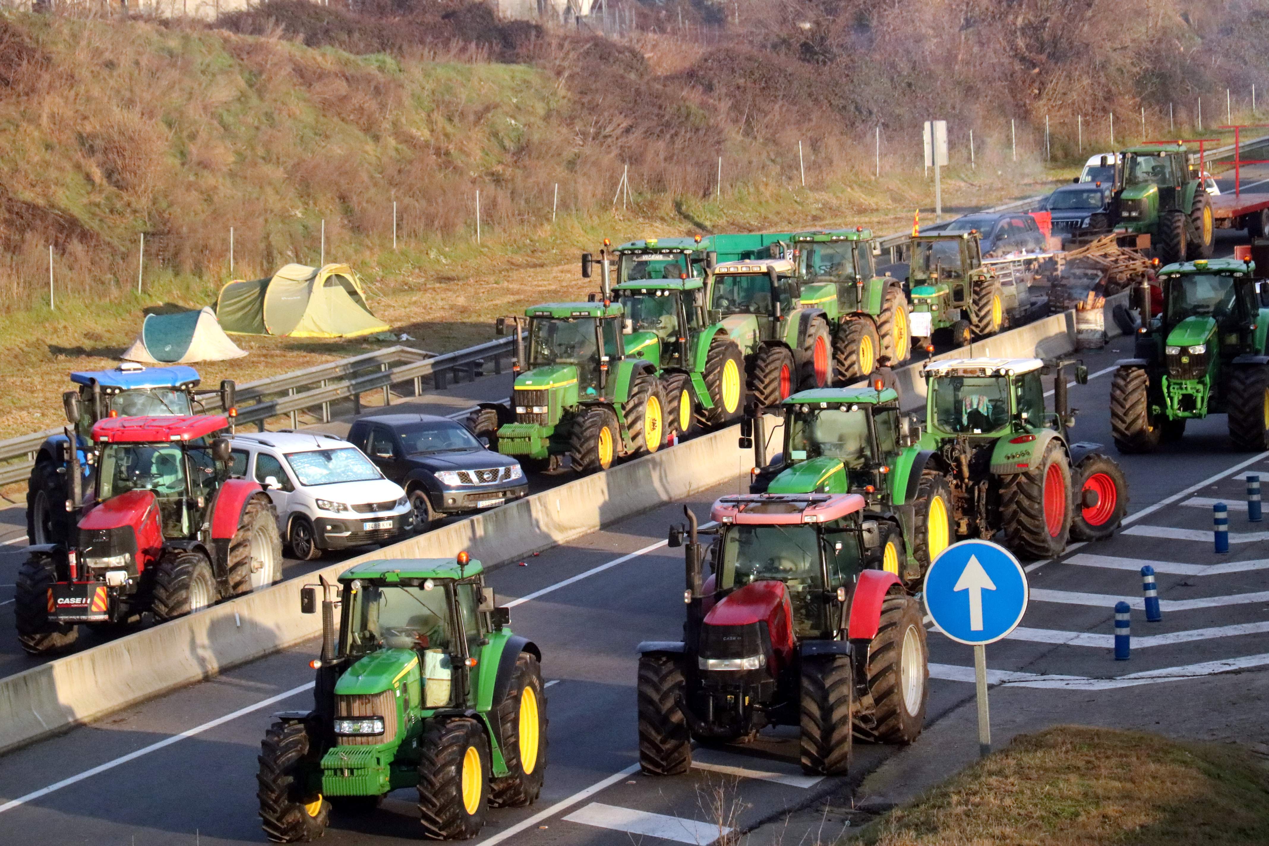 Els pagesos mantenen els talls a Pontós, el port de Tarragona i Fondarella en un dia clau per al Mercosur