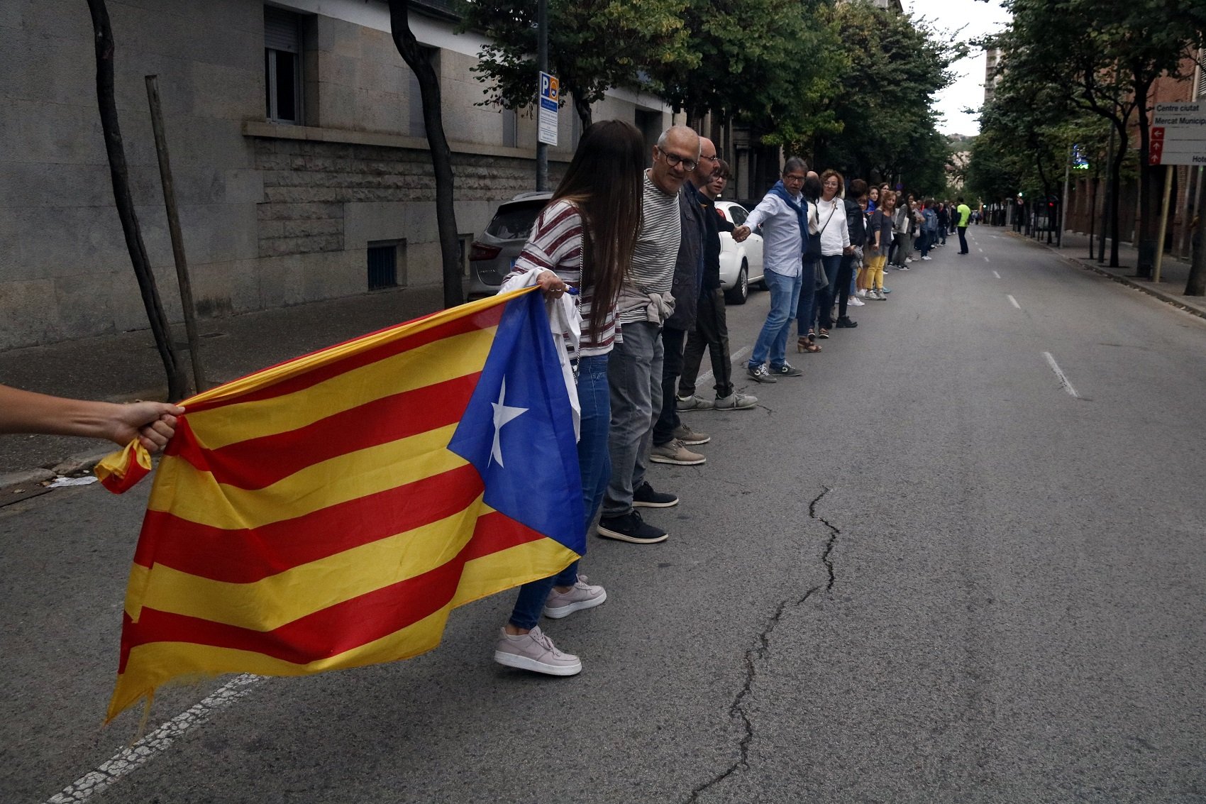 Cerca de 15.000 personas participan en una cadena humana en el Gironès