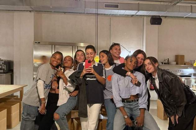 Fernández con algunas de sus excompañeras / Instagram Fernández con algunas de sus excompañeras / Instagram