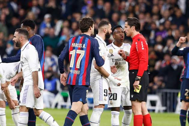 Munuera Montero, dirigiendo un partido entre el Barça y el Real Madrid / Foto: Europa Press Munuera Montero, dirigiendo un partido entre el Barça y el Real Madrid / Foto: Europa Press