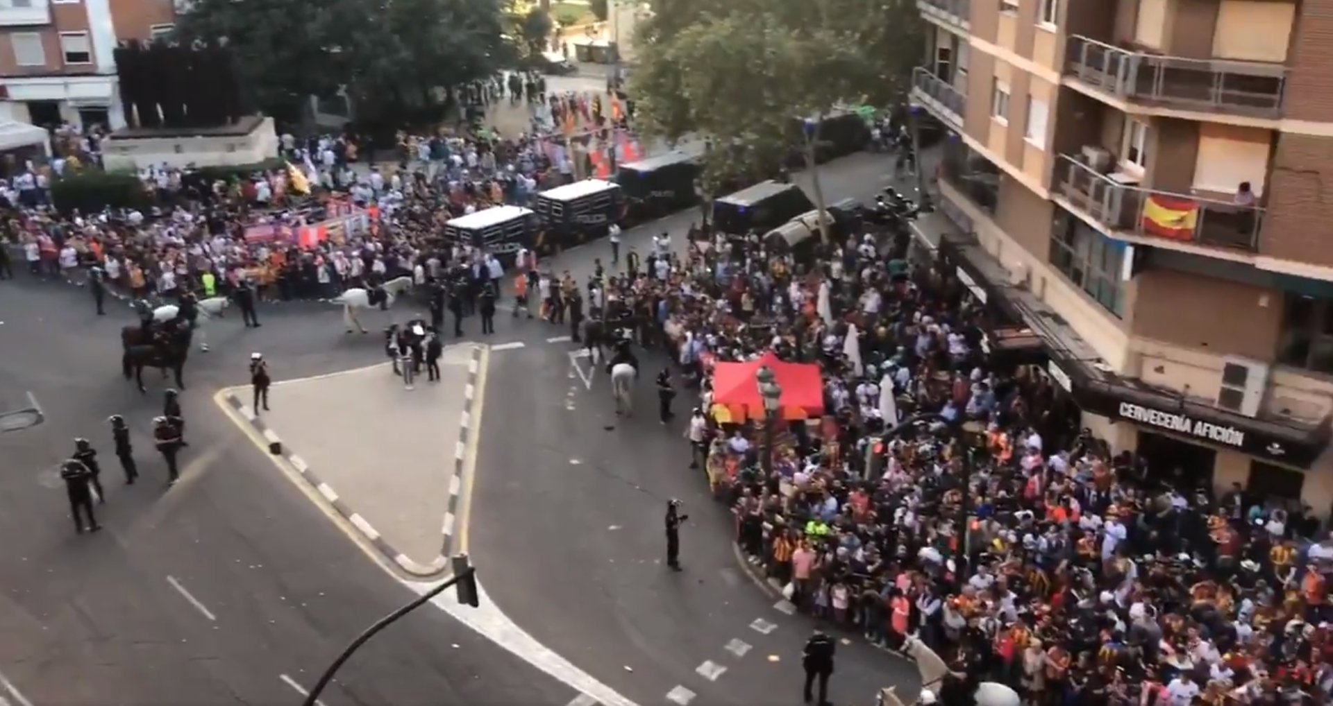 Aficionados del Valencia insultan al Barça y a Catalunya