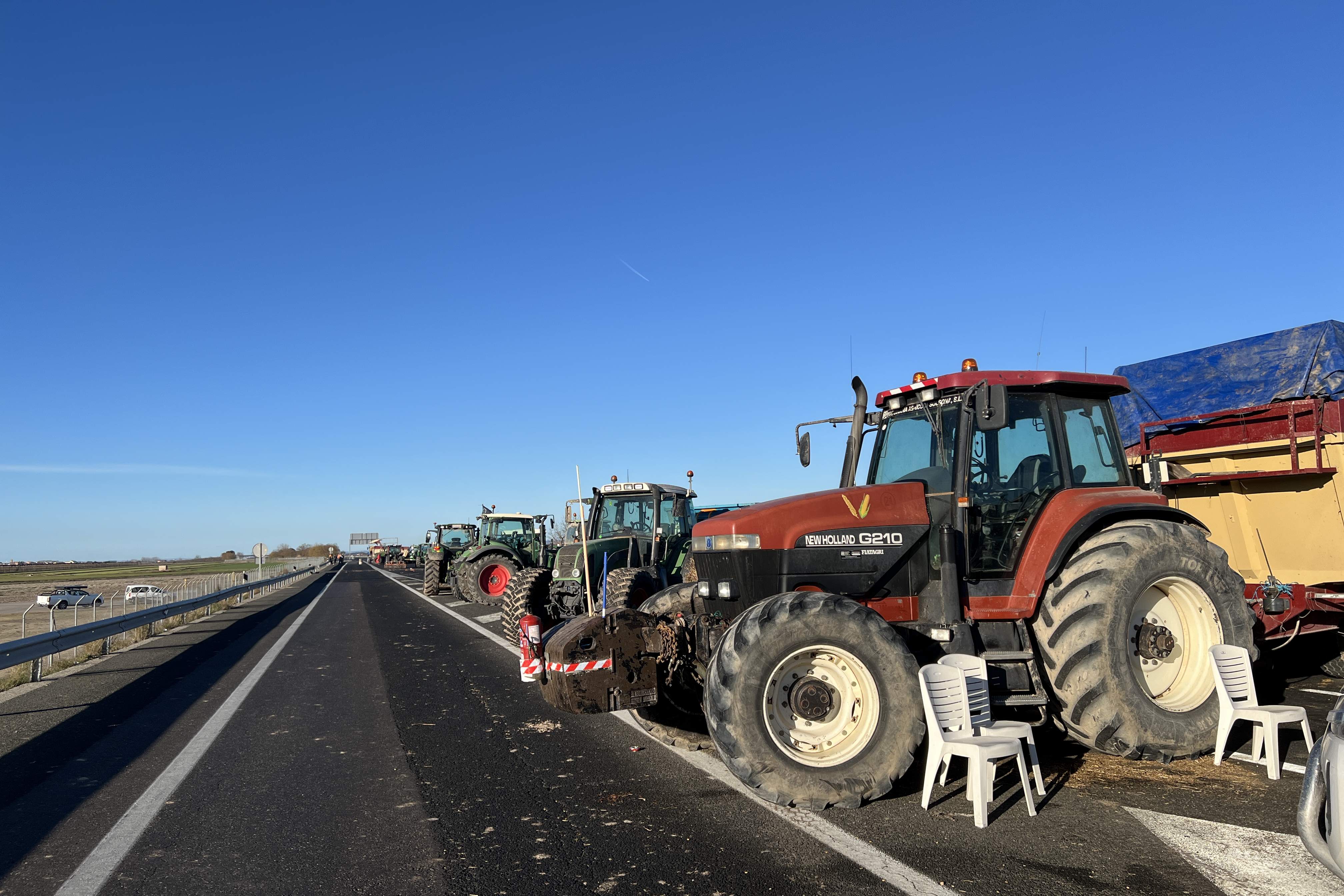 Els pagesos aixequen el tall de l’A-2 a Fondarella, però mantenen bloquejada l'AP-7