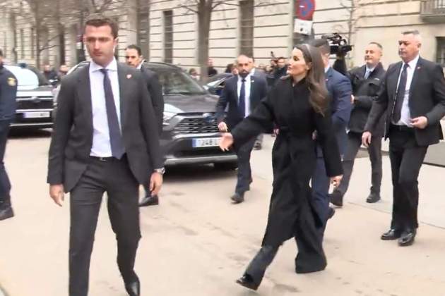 Letícia, saludant el públic, amb els guardaespatlles dels nervis X2 Letícia, saludant el públic, amb els guardaespatlles dels nervis X2