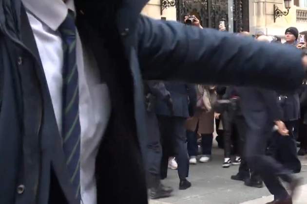 Letícia, saludant el públic, amb els guardaespatlles dels nervis X Letícia, saludant el públic, amb els guardaespatlles dels nervis X