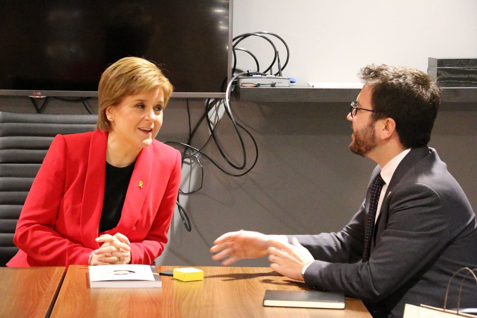 Nicola Sturgeon recibe a Pere Aragonès y se pone el lazo amarillo por los presos políticos catalanes