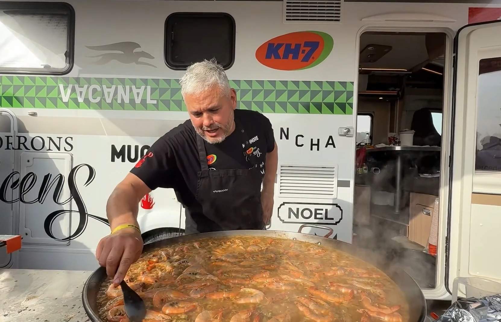 Nandu Jubany compleix amb la tradició i meravella amb la paella a la jornada de descans del Dakar