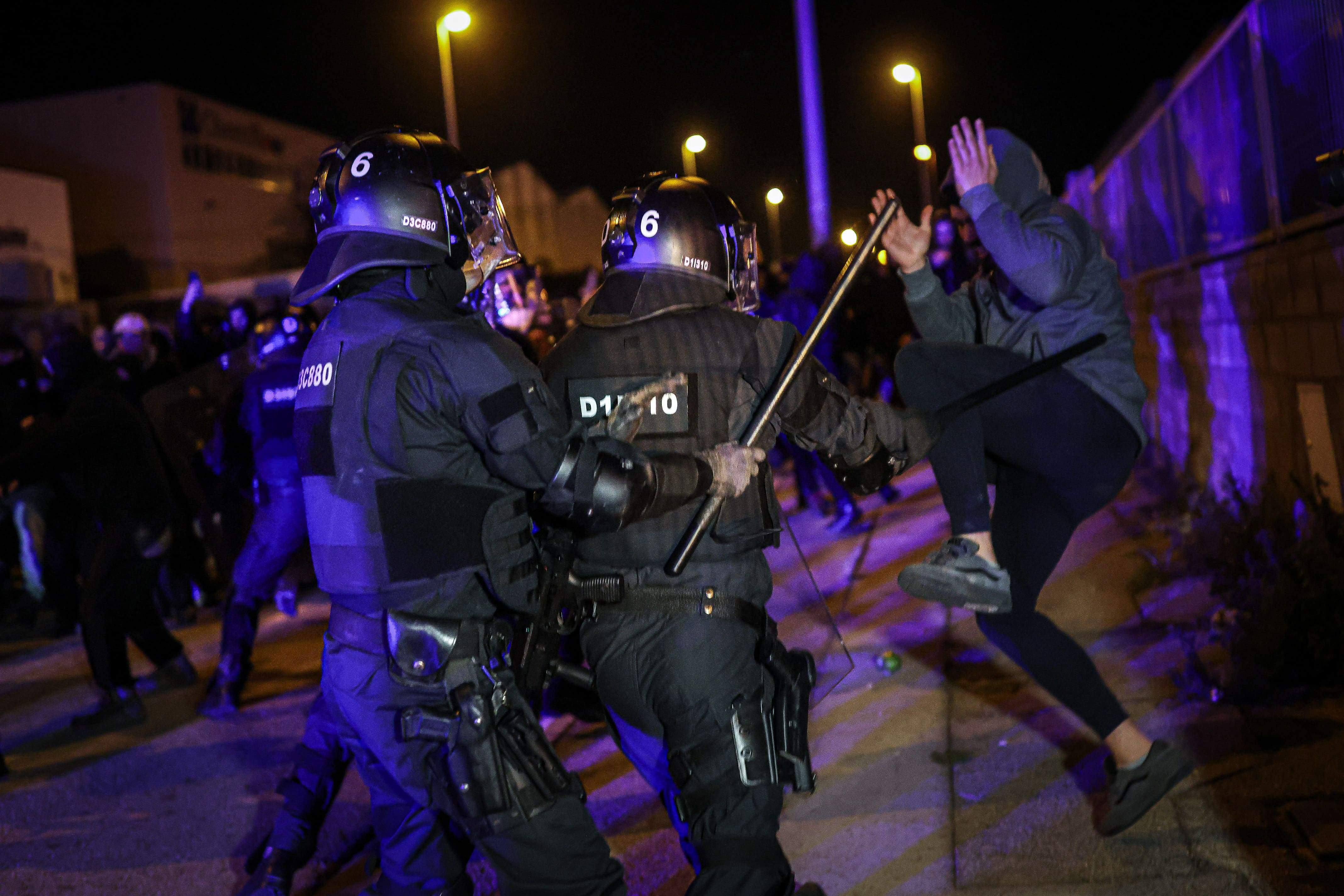 Cargas a manifestantes contrarios a la inauguración de la sede de los neonazis de Núcleo Nacional en Sentmenat